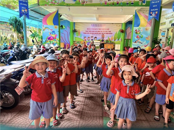 Thăm quan trường tiểu học của các bé 5t NH 23-24